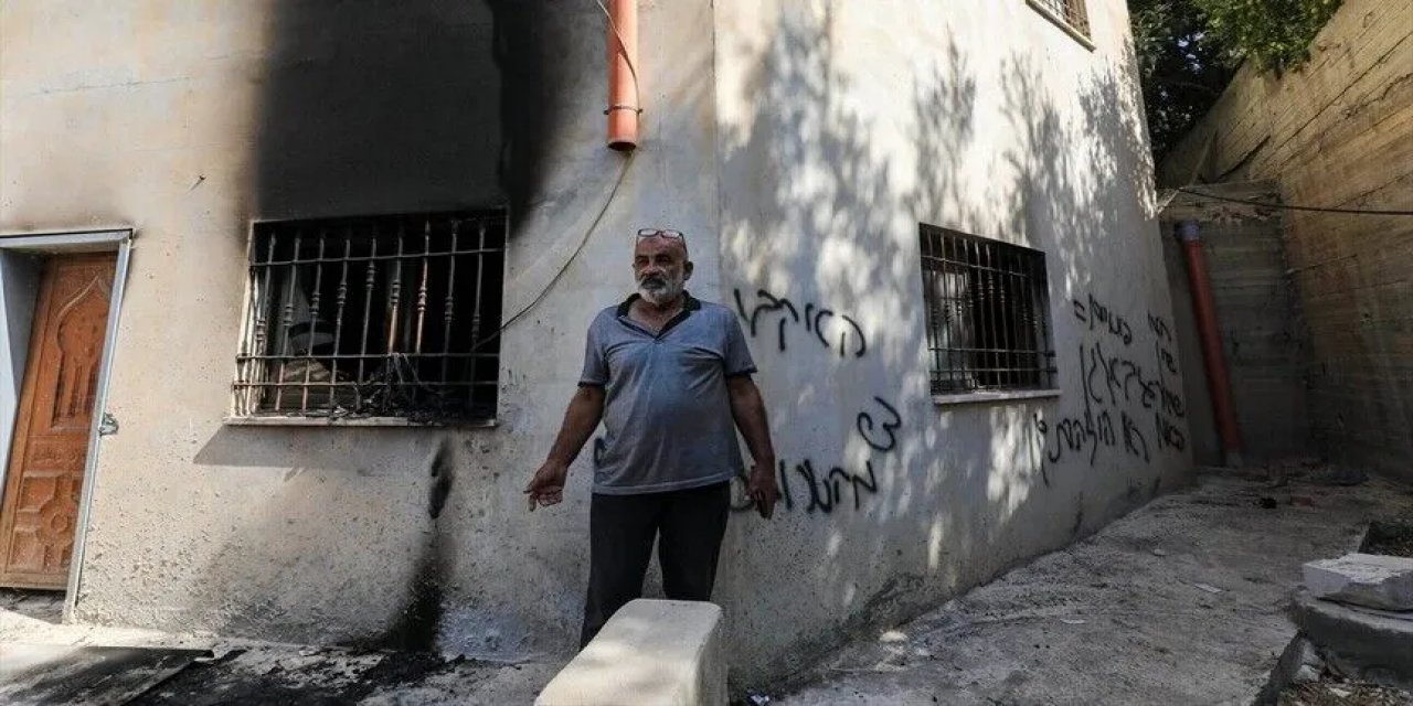 Filistin Topraklarını Gasbeden İsrailliler, Batı Şeria’da Bir Camiyi Yakmaya Çalıştı
