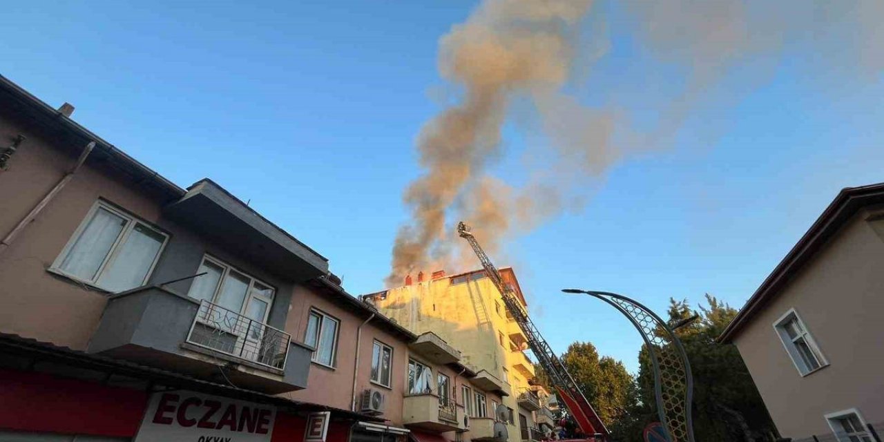 Uşak'ın Banaz İlçesinde 6 Katlı Apartmanın Çatısında Çıkan Yangın Büyümeden Söndürüldü