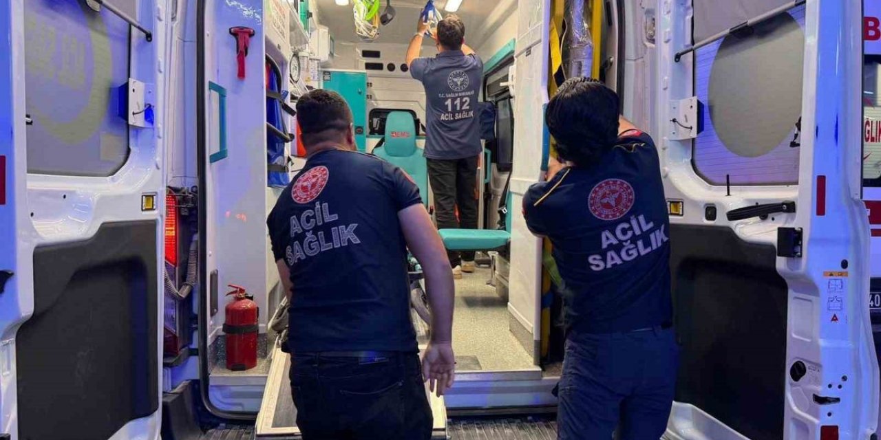 Adıyaman'da Bahçecik Mahallesi'nde Bıçaklı Şakalaşma: 18 Yaşındaki Genç Bacağından Yaralandı, Hastaneye Kaldırıldı
