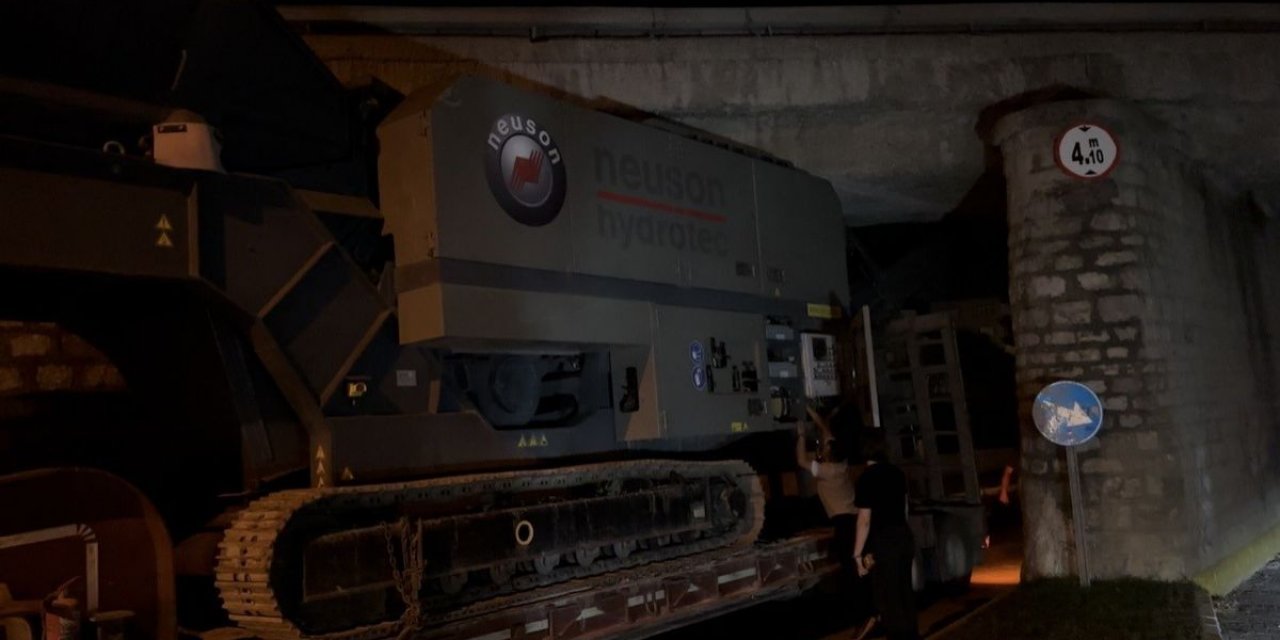 Osmaniye'nin Bahçe İlçesinde Taş Kırma Makinesi Yüklü Tır 4 Metrelik Köprüye Sıkıştı, Köprüde Deformasyon Oluştu