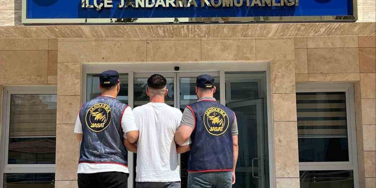 Adana Kozan'da Jandarma Operasyonu, Bilişim Suçundan 17 Yıl Kesinleşmiş Hapis Cezası Olan Hükümlü Ö.A'yı Yakaladı
