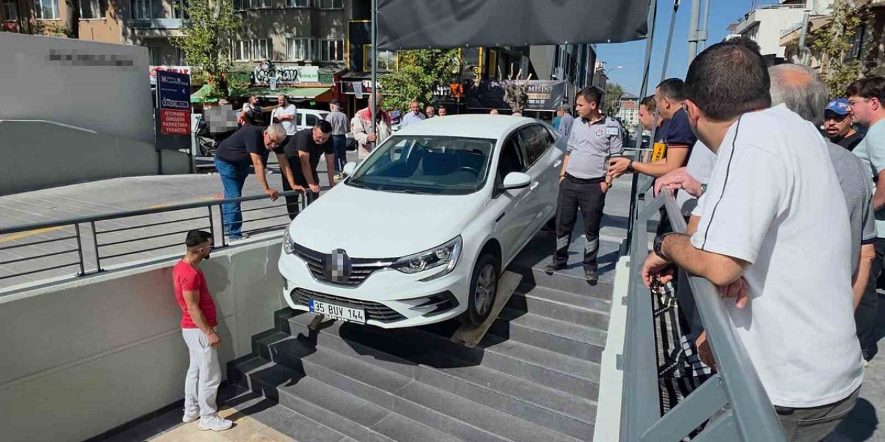Otomobil Market Merdivenlerinde Asılı Kaldı
