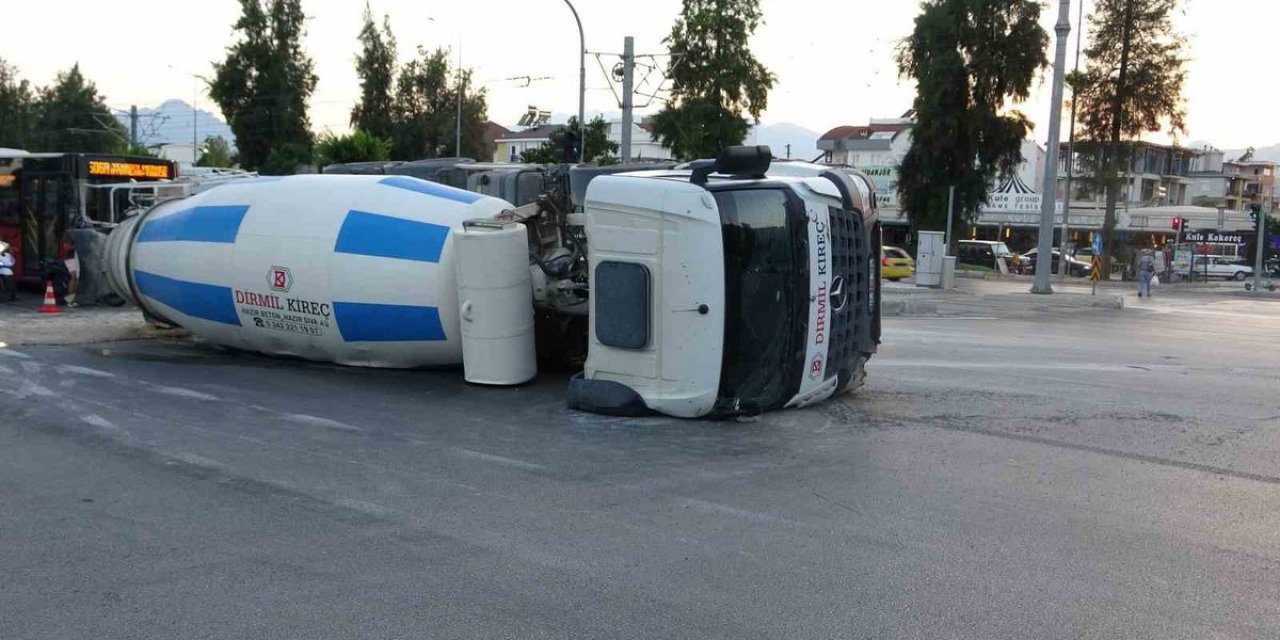 Antalya'da Kavşakta Beton Mikseri Devrildi, Sürücü S.B. Yaralanarak Hastaneye Kaldırıldı