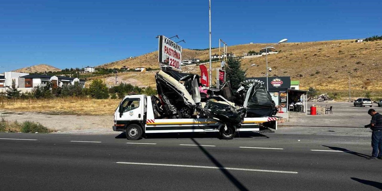 Kayseri'nin İncesu İlçesinde Durakta Bekleyen Yolcu Otobüsüne Minibüs Çarptı, 3 Yaralı Hastaneye Kaldırıldı