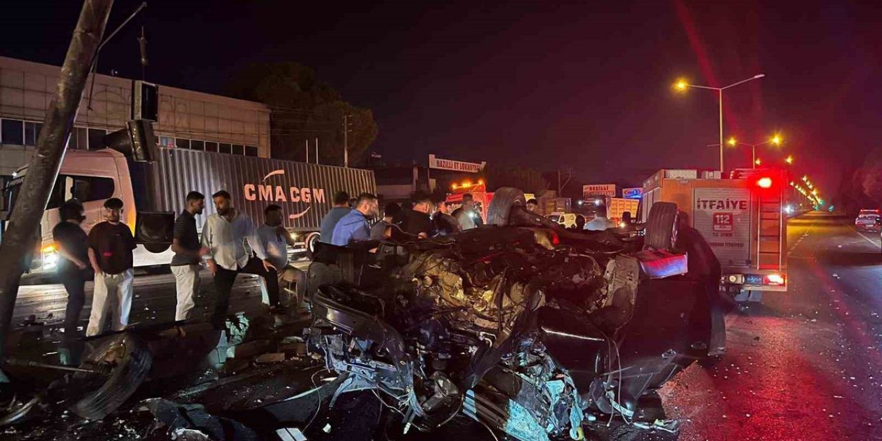 Aydın’da Direğe Çarpan Otomobil Paramparça Oldu: 4 Yaralı