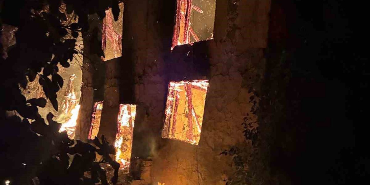 Bursa'nın İnegöl İlçesinde Metruk Bina Alevlere Teslim Oldu, Yangın 1 Saatte Söndürüldü