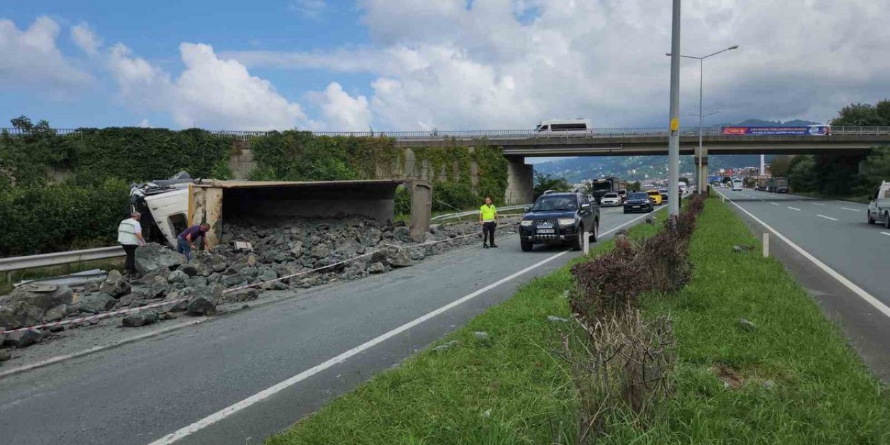 Rize Çayeli'nde Taş Yüklü İki Kamyon Çarpıştı, 3 Kişi Yaralandı