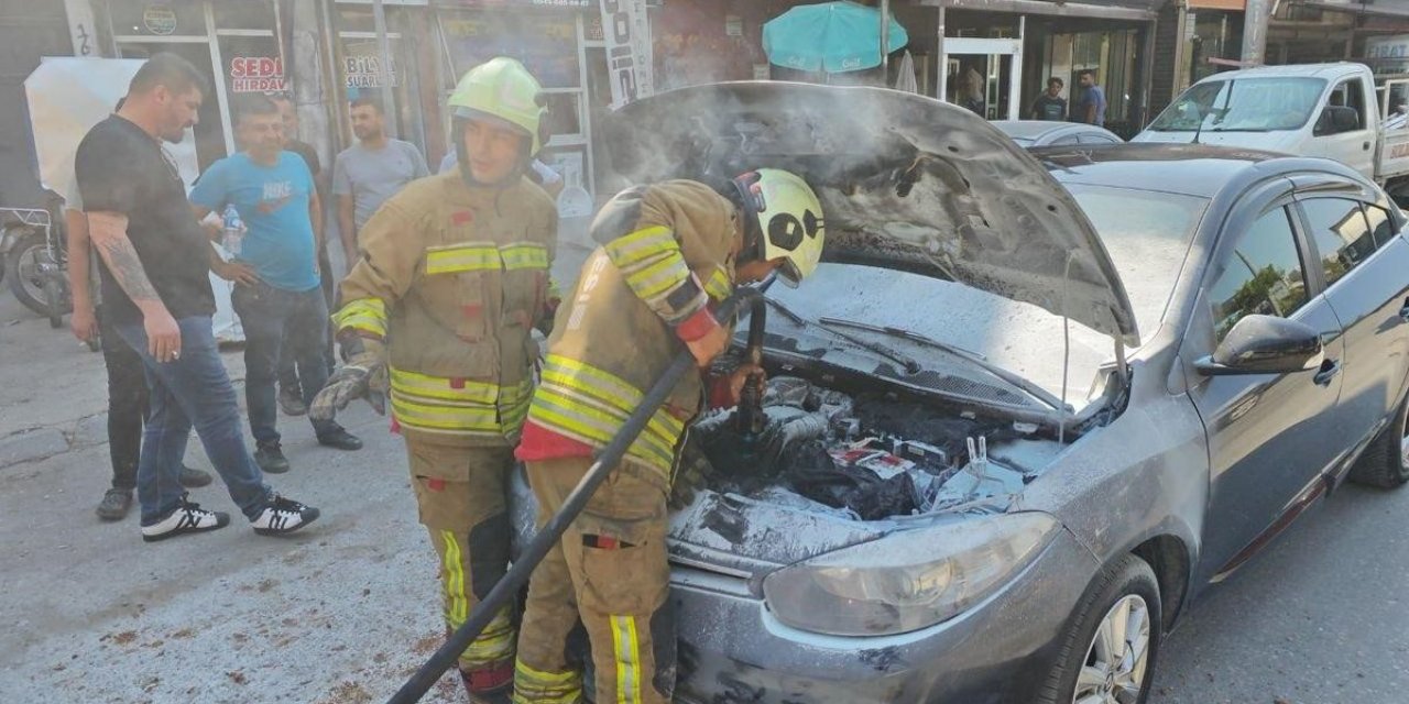 Hatay İskenderun'da Seyir Halindeki Otomobil Alev Aldı, İtfaiye Hızla Müdahale Etti