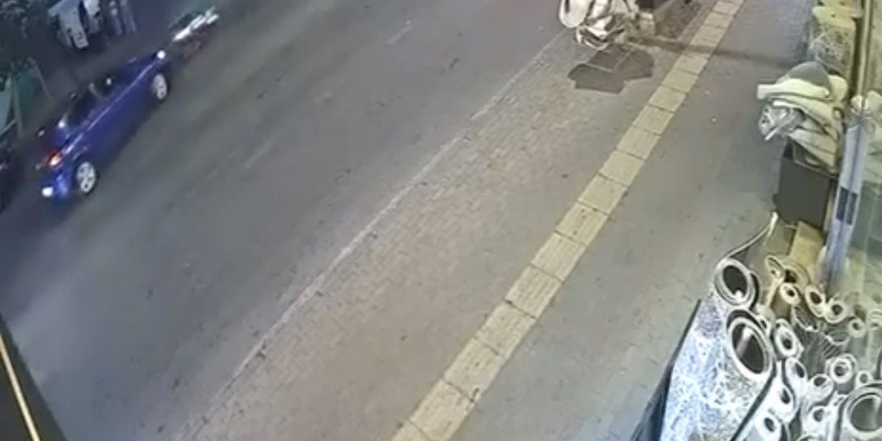 Bursa Yıldırım'da Otomobille Çarpışan Motokurye Devrilince Hastaneye Kaldırıldı