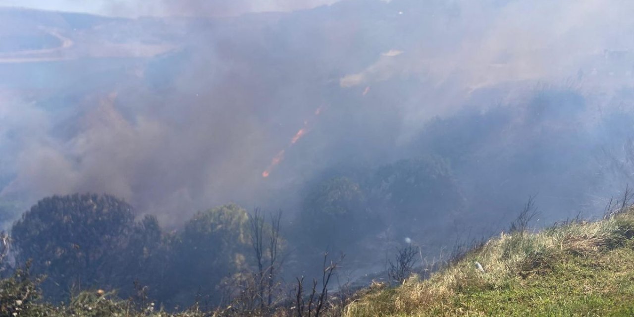 Bandırma Levent Mahallesi'ndeki Sarp Arazide Çıkan Yangın, Helikopterli Müdahaleyle Söndürüldü