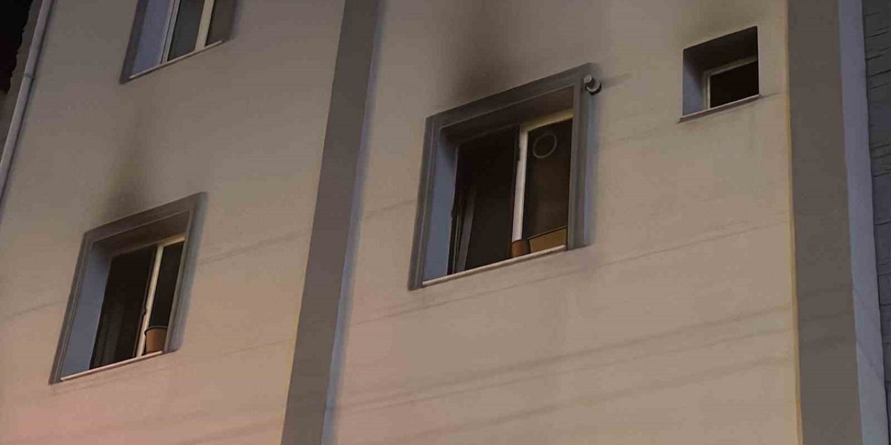 Karabük'te Apartman Yangınında Dumandan Etkilenen 2 Kişi Hastaneye Kaldırıldı