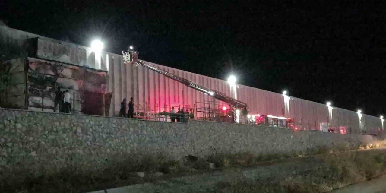 Eskişehir Odunpazarı'ndaki Fabrikada Yangın Çıktı, İtfaiye Ekipleri Müdahale Ediyor