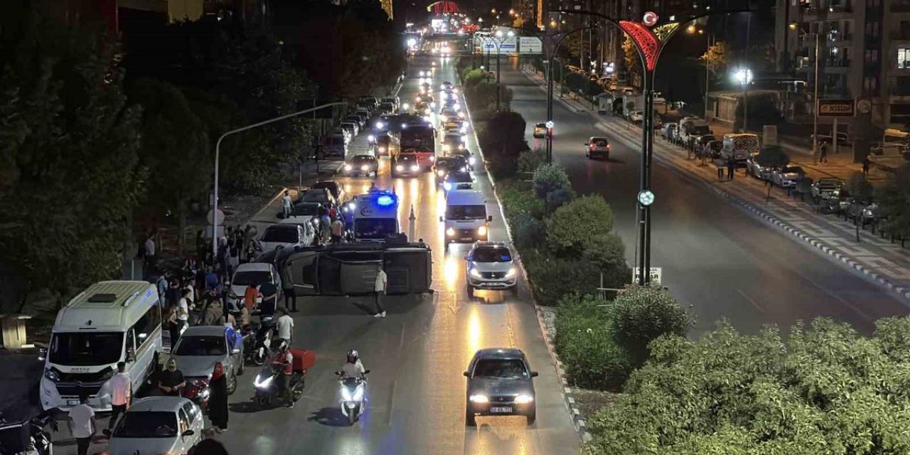 Manisa Yunusemre'de Makas Atan Sürücü 5 Araca Çarpıp Devrildi, Kaçtı