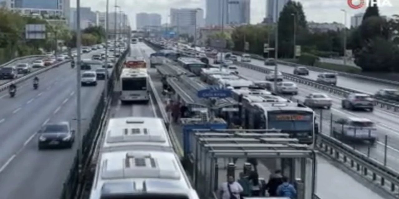 İstanbul'da Arızalanan Metrobüs Yoğunluğa Neden Oldu: Vatandaşlar İsyan Etti