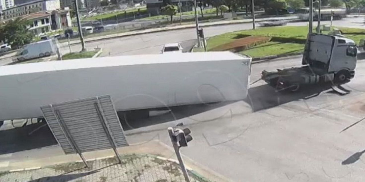 Trafikte Dehşet Anlar! Seyir Halindeki Tır'ın Dorsesi Yola Devrildi