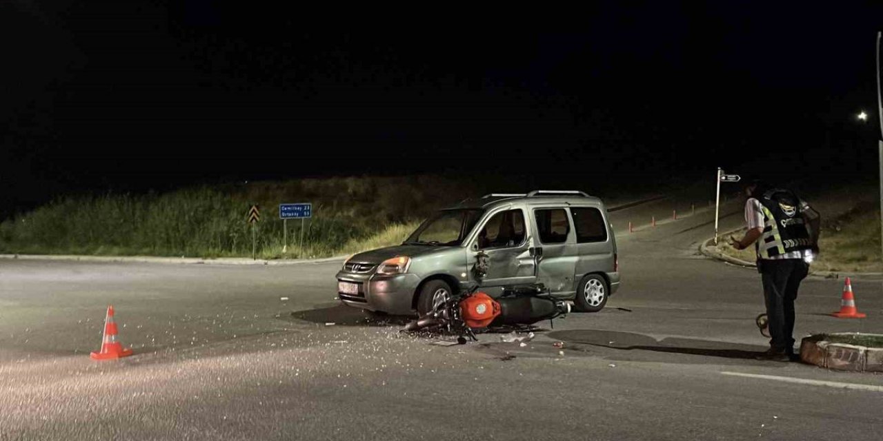 Çorum'da Otomobil İle Motosiklet Çarpıştı, 3 Kişi Yaralandı
