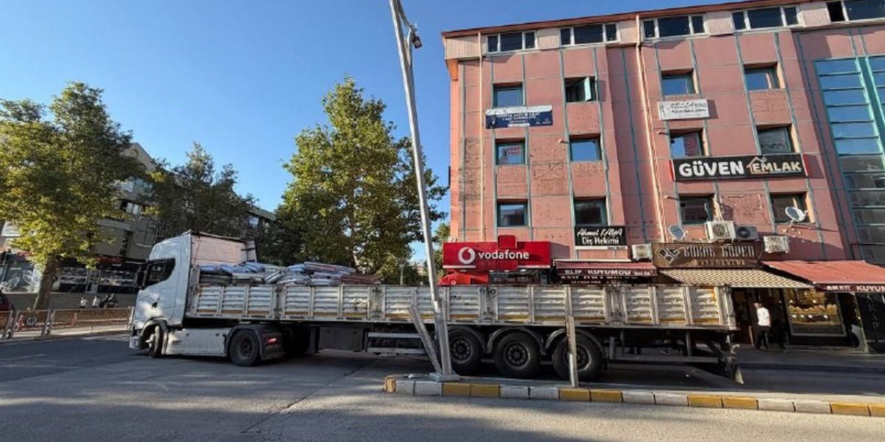Erzincan'da Dönüş Yapan Tırın Dorsesi Aydınlatma Direğine Çarptı, Cadde Trafiğe Kapandı