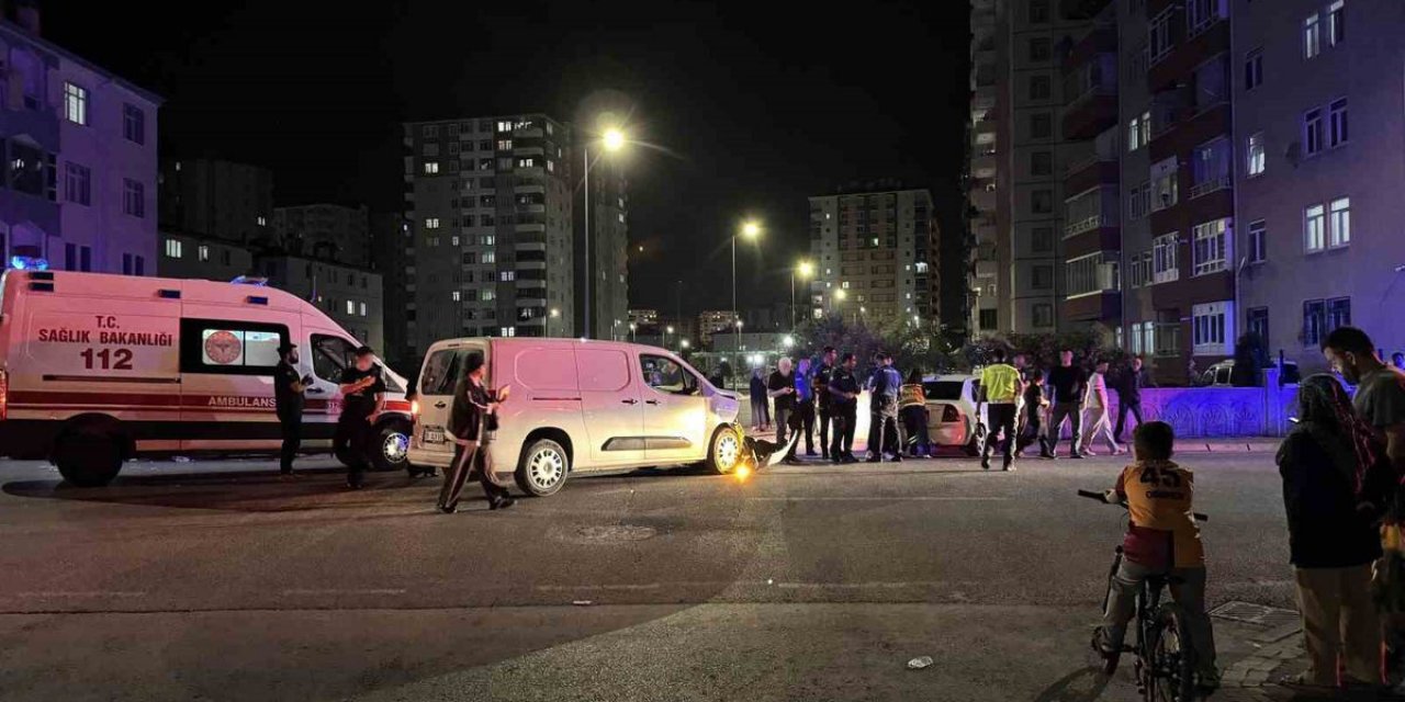 Kayseri Kocasinan'da Ticari Araçla Otomobil Çarpıştı, Duvara Çarpan Araçta Can Kaybı Yok