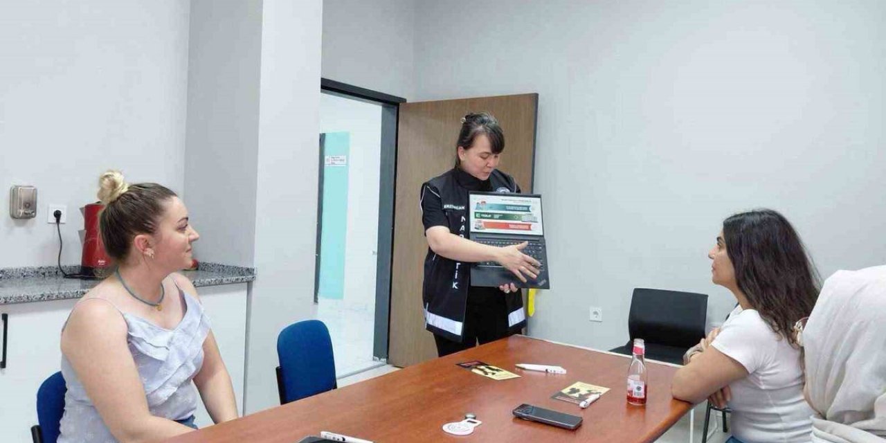 Erzincan'da Kent Meydanı Ve AVM'lerde 4 Bin 535 Kişiye Uyuşturucu Bilgilendirmesi Yapıldı