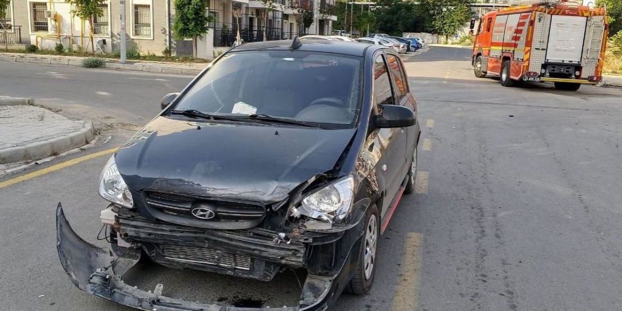Hatay İskenderun'da İki Otomobil Kavşakta Çarpıştı, 2 Sürücü Yaralandı