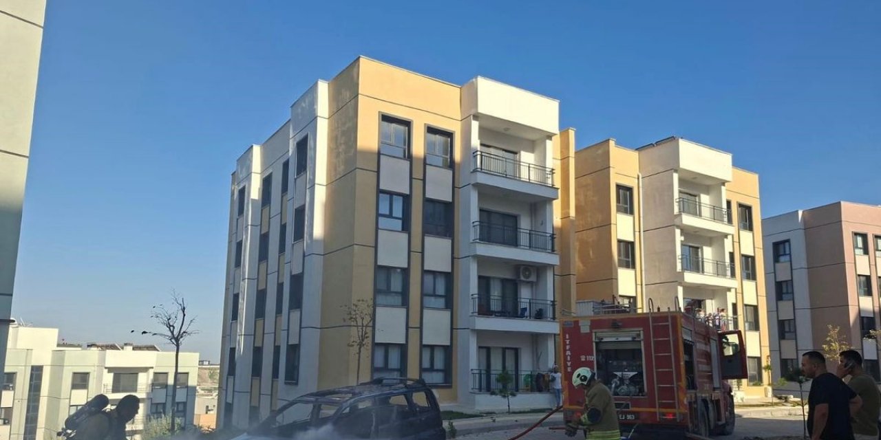 Hatay Antakya'da Park Halindeki Otomobil Alevlere Teslim Oldu, Kullanılamaz Hale Geldi