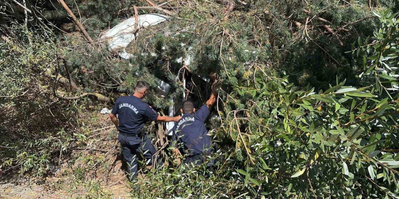 Bilecik Bozüyük'te Kontrolden Çıkan Otomobil Şarampole Uçtu, 4 Kişi Kazayı Yara Almadan Atlattı