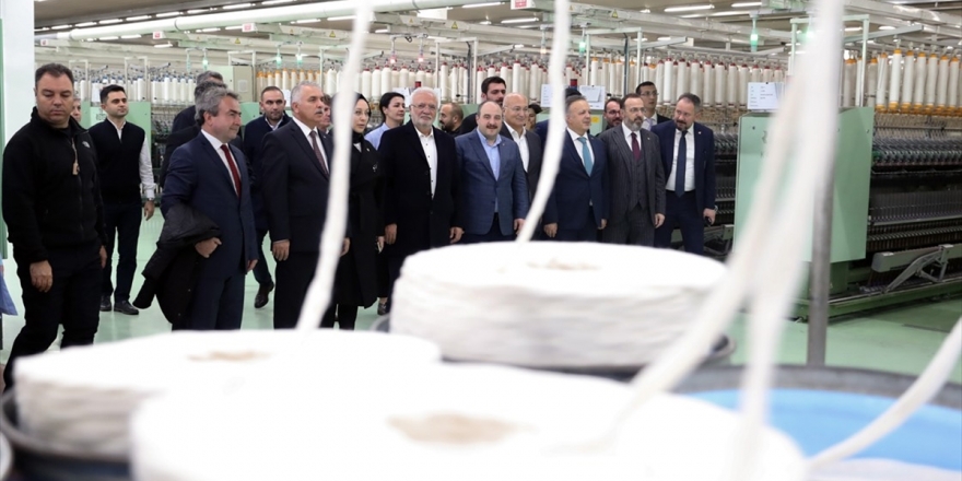 Bakan Varank, Tekstille Tarımı Bir Araya Getiren Fabrikayı İnceledi