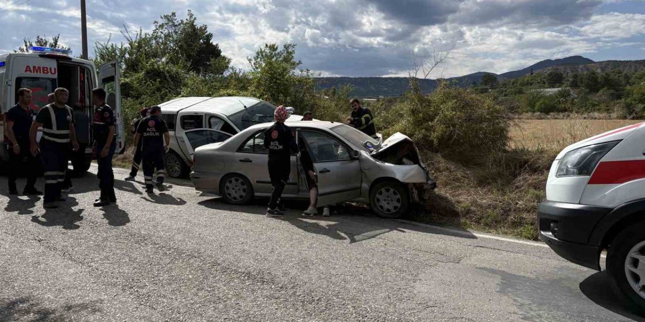 Kastamonu Tosya'da Kamyonet Ve Otomobil Çarpıştı, 4 Kişi Yaralandı