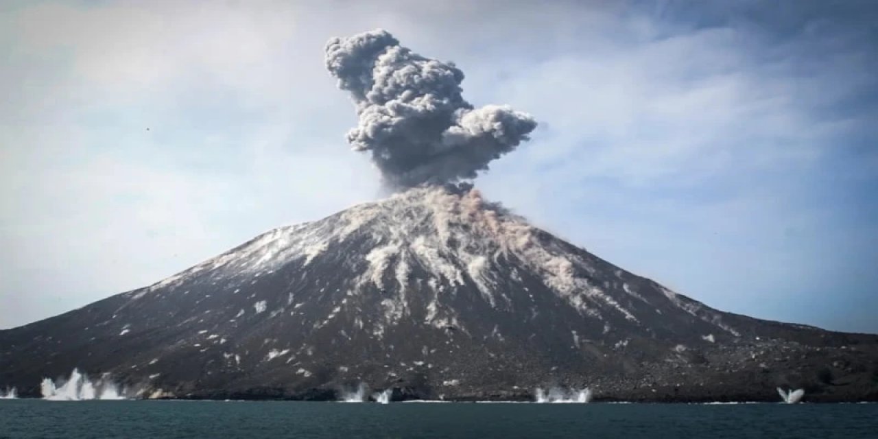 Anak Krakatau Yanardağı'nda Patlama