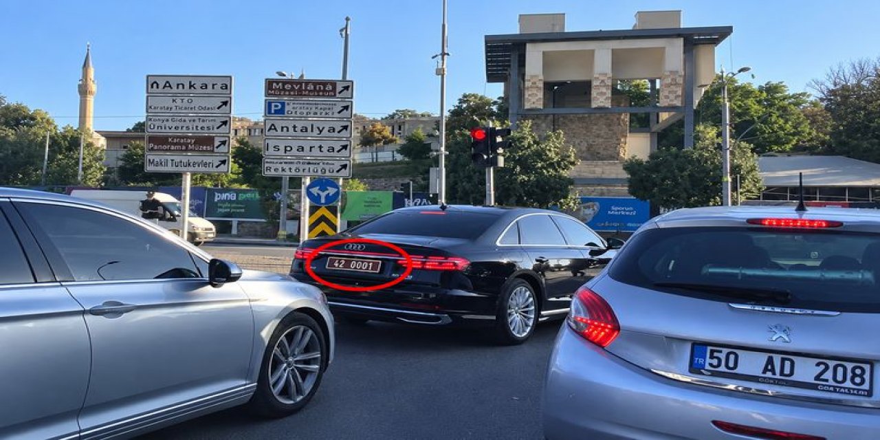 “Yetkim Var” Diyerek Kuralı Çiğnemedi! Vali Makam Aracında Kırmızı Işıkta Bekledi