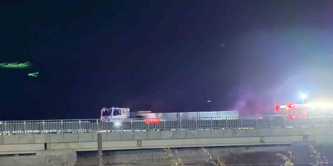 Ankara Polatlı'da Seyir Halindeki Tır Yandı, Yol 30 Dakika Trafiğe Kapandı