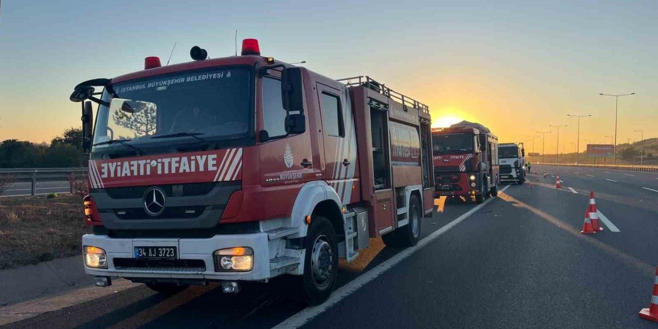 Arnavutköy'de Tır Hafif Ticari Araca Arkadan Çarptı, 6 Kişi Yaralandı