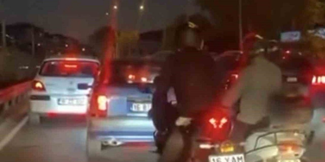 Bursa'da Yol Verme Kavgası Büyüdü, Motosikletliler Otomobili Takibe Aldı