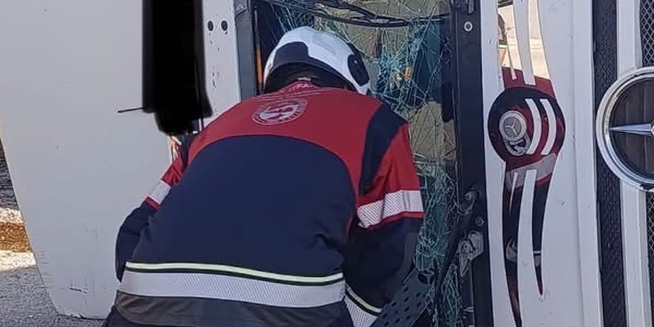 Hatay Kırıkhan'da Hafriyat Kamyonu Devrildi, Sürücü Yaralandı