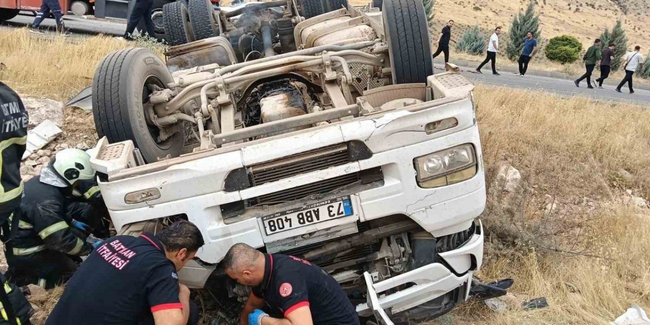 Batman-Hasankeyf Yolunda Tır Savruldu, Sürücü Mesut Geçit Hayatını Kaybetti