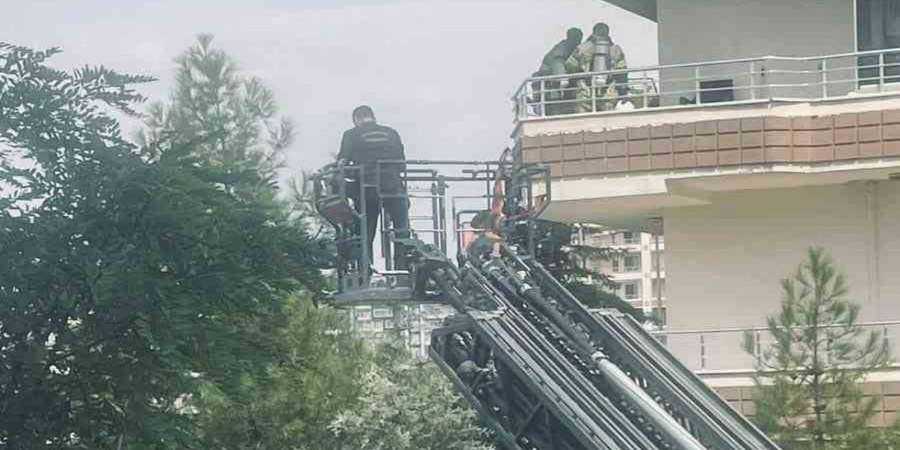 Diyarbakır Bağlar'da 8 Katlı Binada Çıkan Yangında Çocuklar İtfaiye Merdiveniyle Kurtarıldı