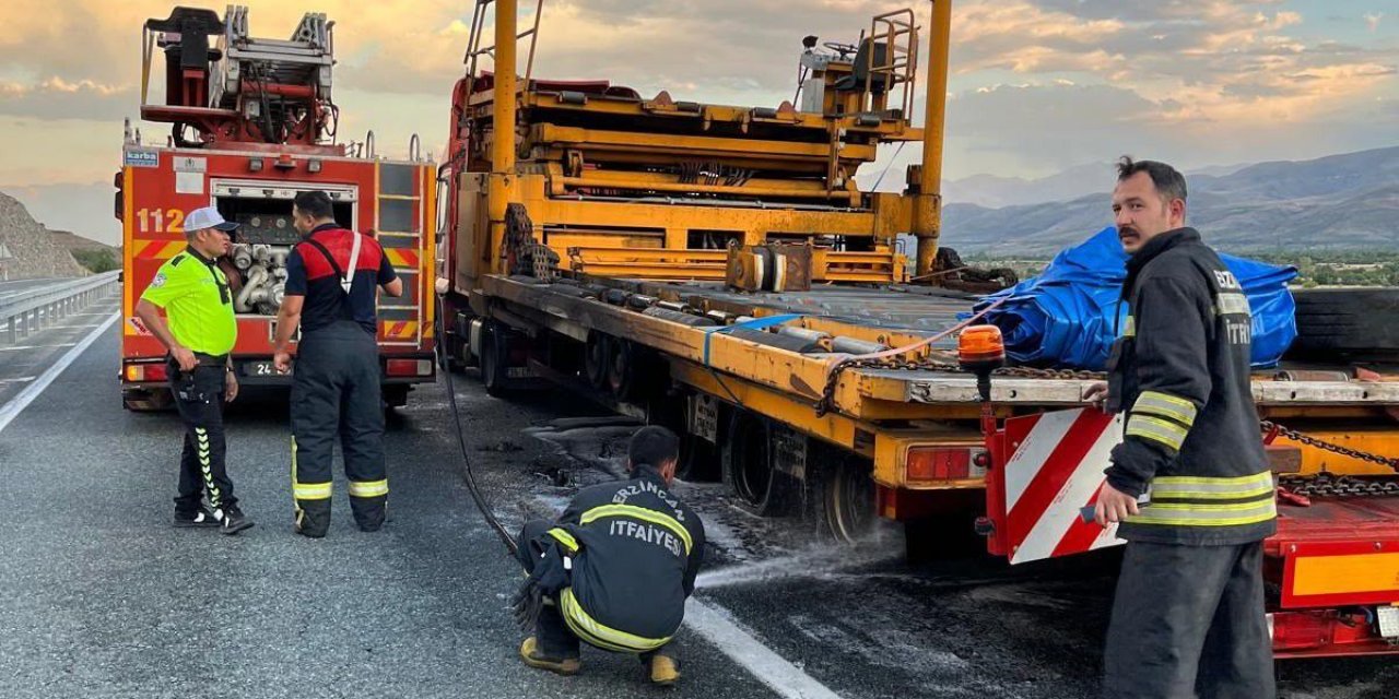 Sivas Sakaltutan Geçidi'nde Tır Dorsesinde Yangın Çıktı, Asfalt Makinesi Ağır Hasar Gördü