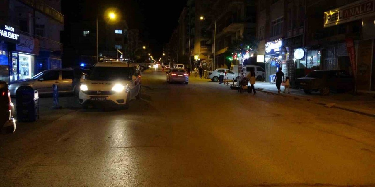 Malatya'da Otomobil Park Halindeki Araçlara Çarpıp Dershaneye Girdi; Kaza Kamerada