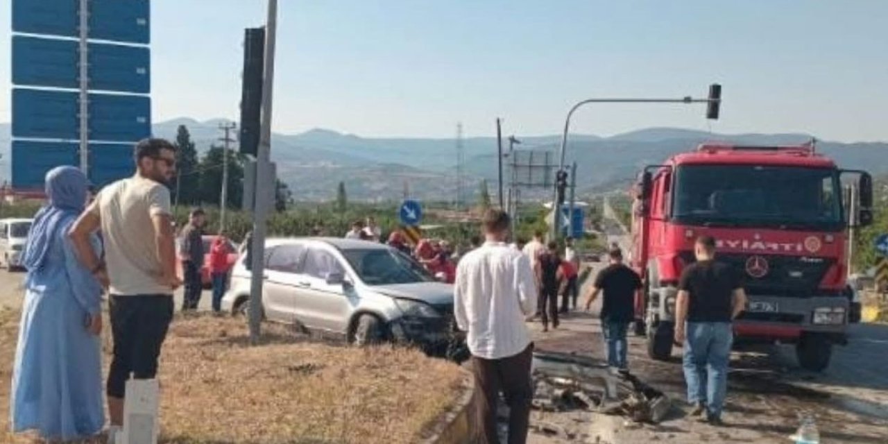 Sakarya Geyve'de kavşakta kafa kafaya çarpışma, 1'i çocuk 6 yaralı hastaneye kaldırıldı