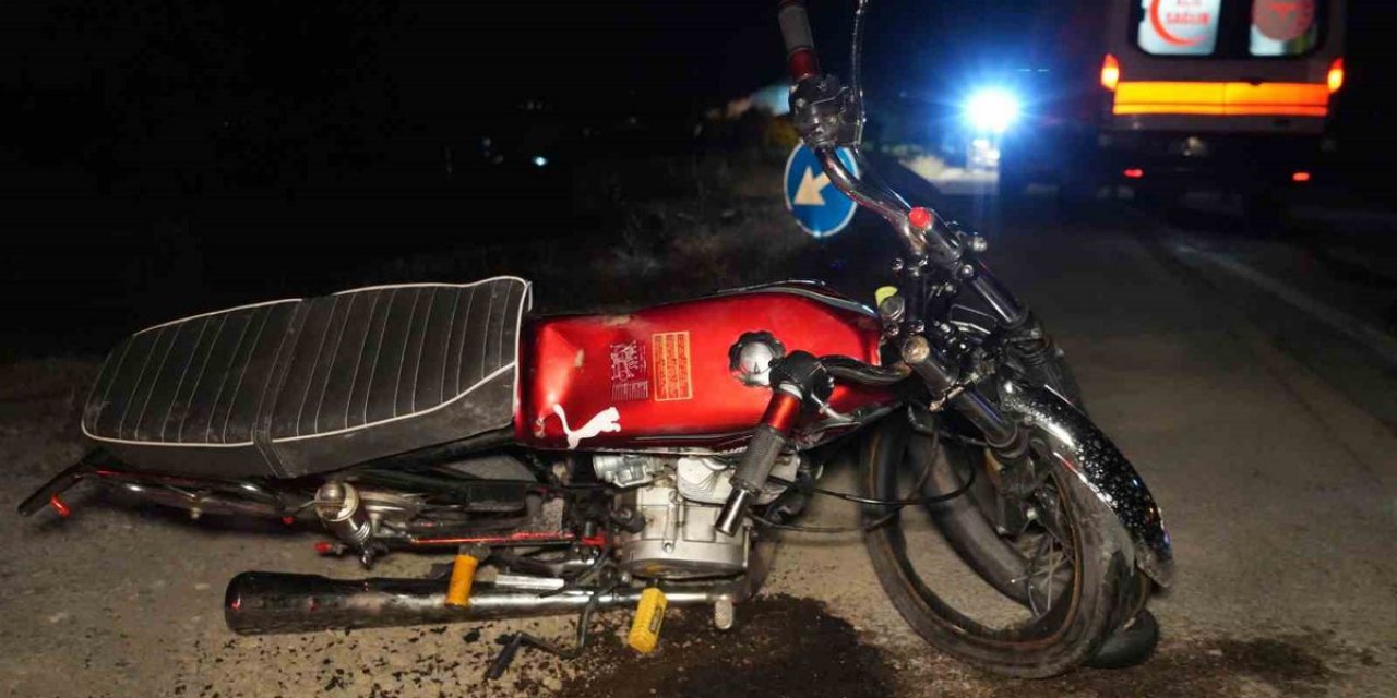Kırıkkale'de Motosiklet Levhaya Çarptı, 2 Kişi Yaralandı