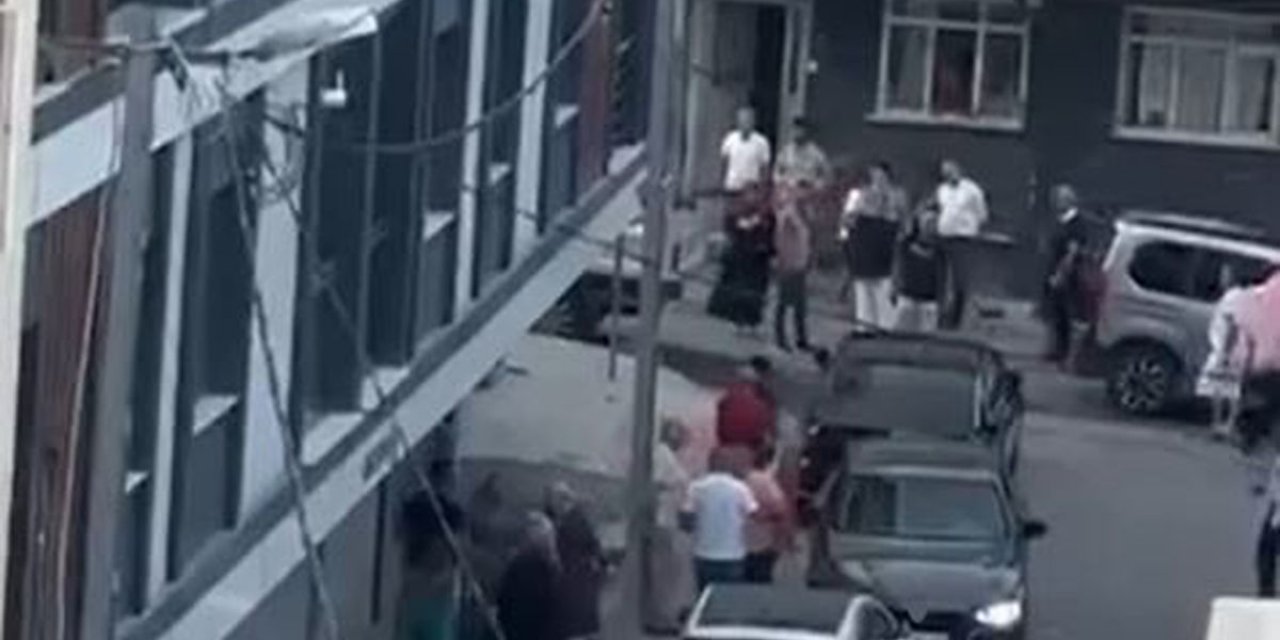Küçükçekmece'de Silahlı Kavgada Yoldan Geçen 11 Yaşındaki Çocuk Ve Bir Kişi Yaralandı