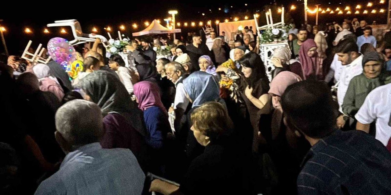 Bartın Ulus'ta Ani Bastıran Yağış Düğünü Takılar Takılamadan Dağıttı