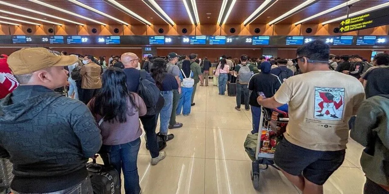 Endonezya'daki Yanardağ Patlaması Sonrası 1500'den Fazla Uçuş İptal Edildi