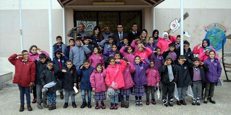 Mehmetçikten 'Çocuklar Üşümesin' Kampanyasına Mont Ve Botla Destek