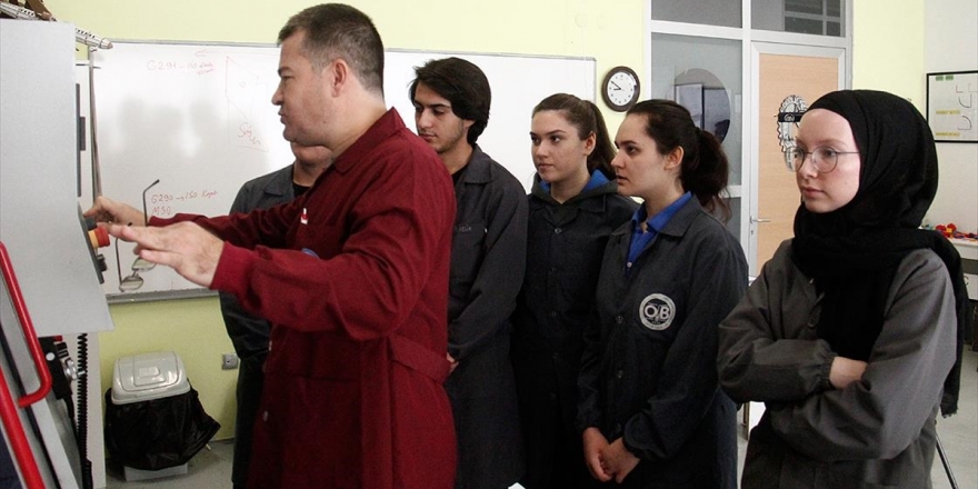 Otomotiv Lisesi Öğrencileri Hem Tasarlıyor Hem Üretiyor