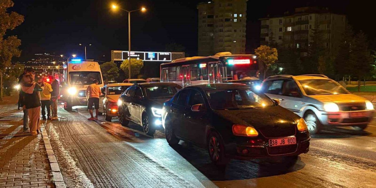 Kayseri Melikgazi'de 3 Otomobil Çarpıştı, Bir Yolcu Yaralanarak Hastaneye Kaldırıldı