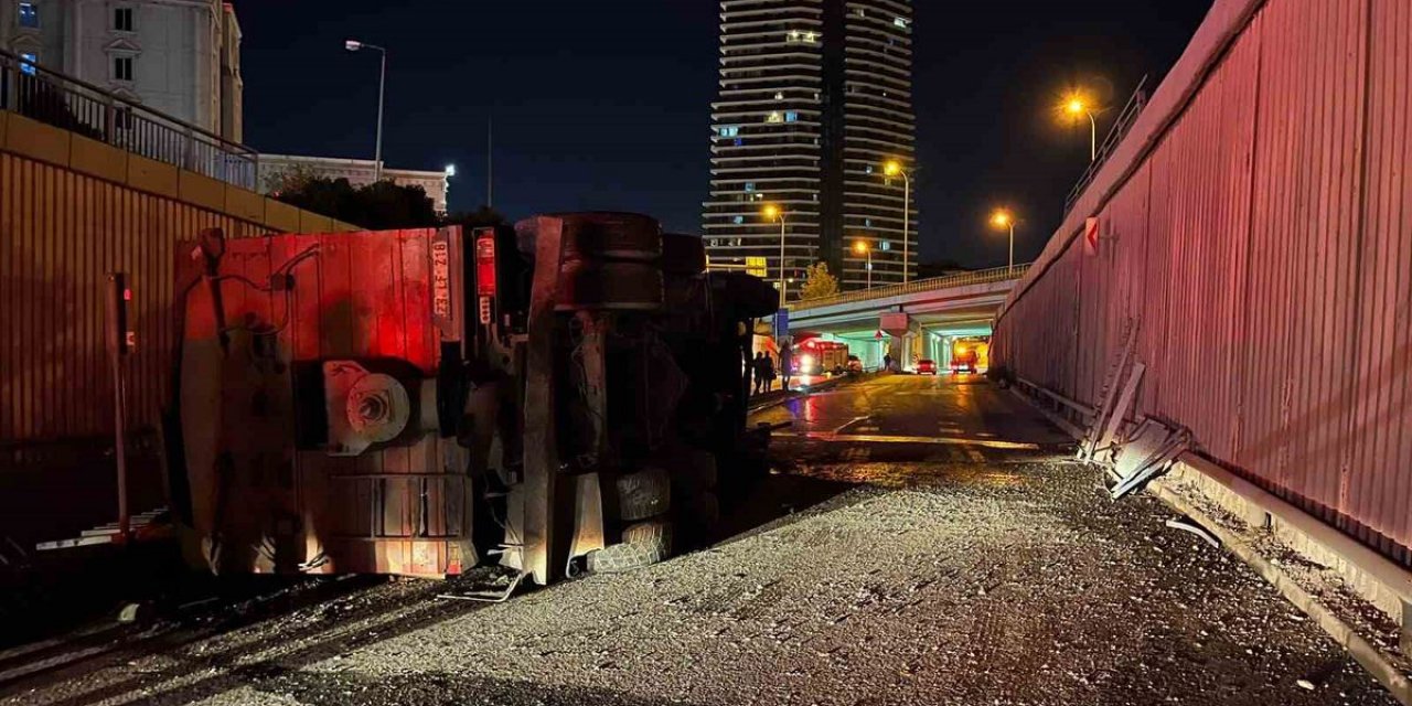 İstanbul Avcılar'da Asfalt Kamyonu Alt Geçide Uçtu, Sürücü Yaralandı
