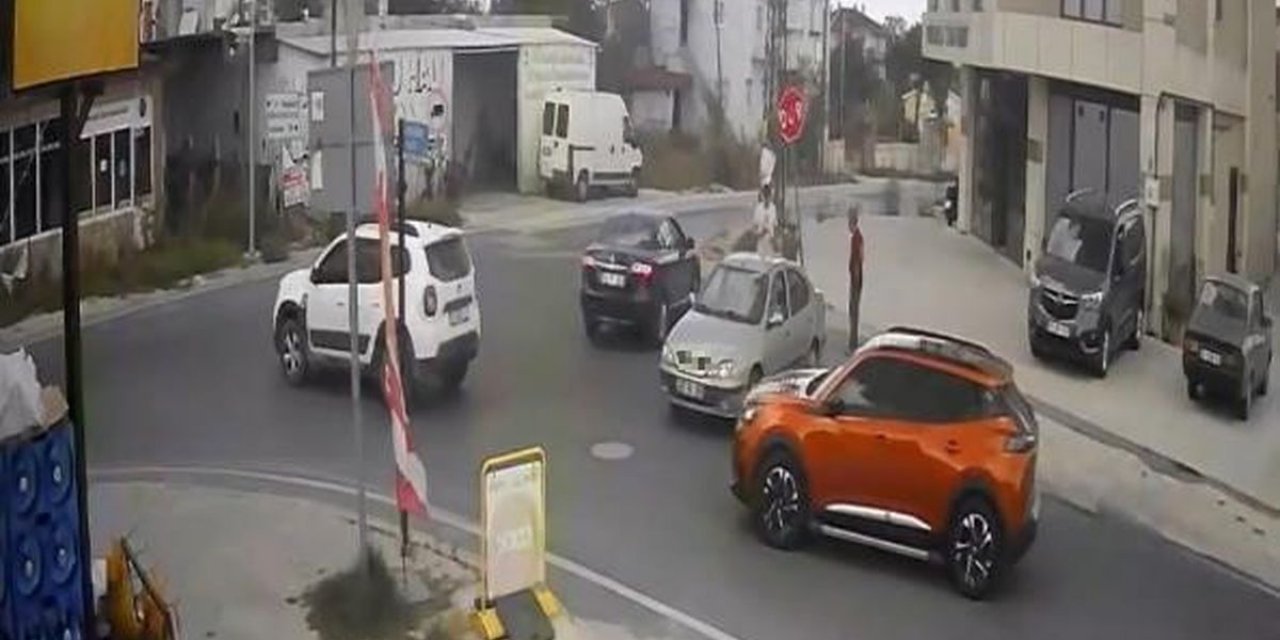 Tekirdağ Kapaklı'da Sürücü Geri Manevrada Dur Tabelasına Çarpınca Tabelayı Sökmeye Çalıştı
