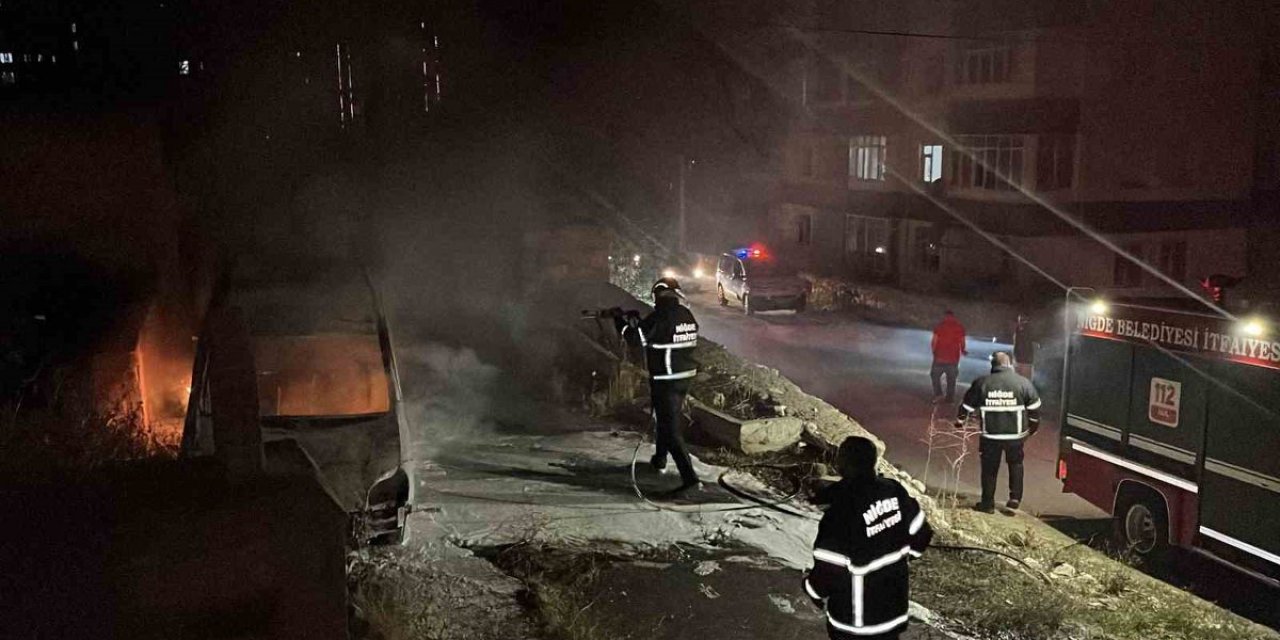 Niğde’de Park Halindeki Araç Yandı