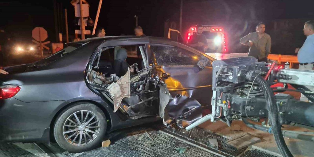 Zonguldak Çaycuma'da Tren Otomobille Çarpıştı, 5 Kişi Yaralandı